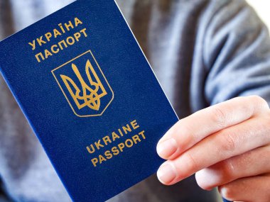 Ukrayna pasaportları, hükümet otoritesi ve kişisel özgürlüğü yansıtan ayrıntılı kamuflaj