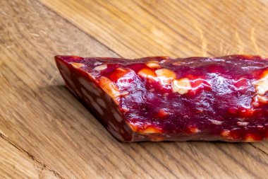 Ahşap bir tahtanın üzerinde salam, gurme ve kırsal bir hissi çağrıştırıyor, mutfak reklamı için mükemmel..