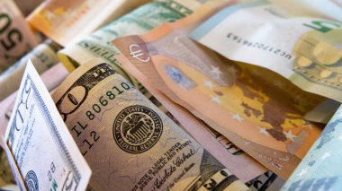 Banknotlar buruşuk ve dağınık, net bir düzen yok..