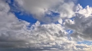 Hava göstergesi. Mavi gökyüzünde beyaz kümülüs bulutları, adil koşulları gösterir..