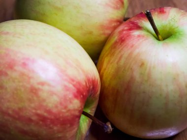 Sağlıklı elma çeşitleri. Yeşil ve kırmızı renkte elmalar, sağlıklı yaşam tarzı temaları için uygun..