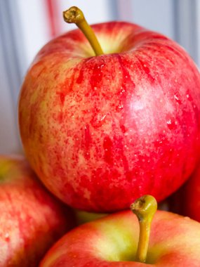 Sulu Elma dokusu. Cilt dokusuna odaklı canlı kırmızı elmalar.