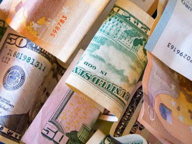 Çeşitli banknotlarda Euro ve ABD Doları karışımı..