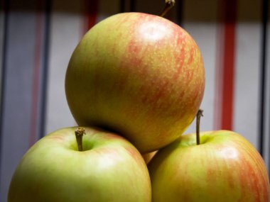 Taze meyve. Tahtadaki parlak elmalar, beslenme konularına uygundur..