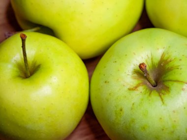 Parlak yeşil elmalar, beslenme içeriğinde kullanılan sağlık ve canlılık öneriyor..