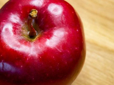 Parlak Elma Resmi. Taze, ıslak, kırmızı elma, sağlık konseptine odaklan..