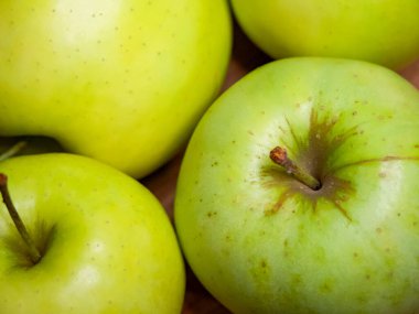 Elmaların canlı rengi ve dokusu taze olduğunu gösteriyor. Üretim pazarı reklamı için uygun..