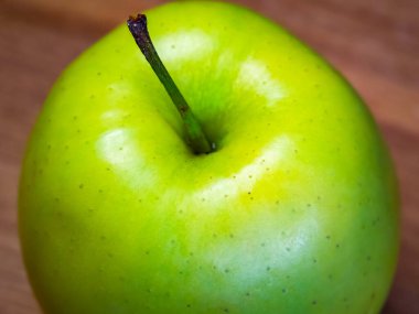 Yeşil elmalı basit kompozisyon, doğal besin konseptini iletiyor..