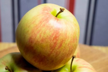 Olgun Elmalar. Saplı elmalar, yemek imgeleri için birebirdir..