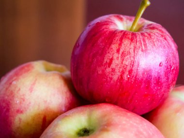 Sağlıklı Elmalı Atıştırmalık. İştah açıcı elmalar, sağlıklı atıştırmaları teşvik etmek için birebirdir..