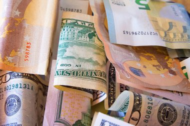 Banknotlar buruşuk ve dağınık, net bir düzen yok..