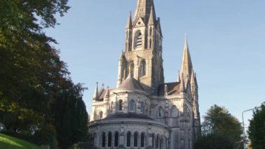 Görkemli Gotik bir katedral mavi gökyüzünü delip geçer. Yüzyıllardır süren inanç ve sanatın bir kanıtıdır. İrlanda 'nın Cork kentindeki St. Fin Barre Katedrali' nin kuleleri.