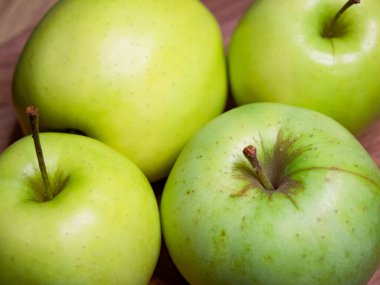 Yeşil elmaların yakın plan çekimi, organik kalitelerini vurgulamak, sağlıklı gıda kampanyası için ideal..