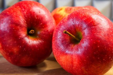 Taze Dewy Apples. Su damlacıklı canlı kırmızı elmalar, yiyecek ve sağlık içeriği için idealdir..