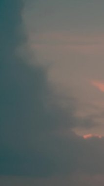 Video, ağırlıklı olarak pembe renkli yumuşak ve dağınık bir gökyüzü sergiliyor. Bulutlar ince ve belirsiz, hafif bir gradyan açık pembeden griye dönüşüyor..