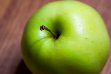 Elmanın canlı rengi öne çıkıyor, yemek blogunda kullanmak için mükemmel..