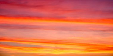 Alacakaranlık renkleri alevleniyor, huşu uyandırıyor; doğa sanatı için mükemmel.