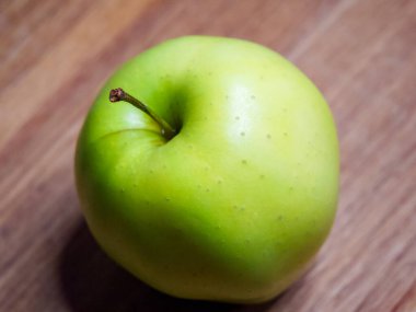 Bir elmanın yakından görüntüsü, dokusunu ve kalitesini vurguluyor..