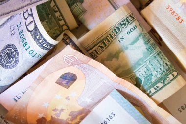 Para Çetesi. Dağınık Euro ve Dolarlar, renkli ve düzensiz.