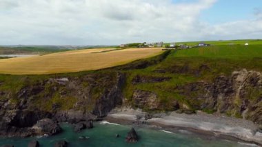 Çimlere bakan bir uçurum ve bir su kütlesi. Huzurlu ve huzurlu bir sahne..