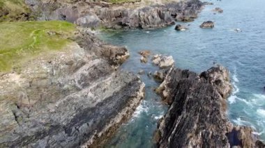 Gelgit çekildikçe, kıyı kayalıkları engebeli manzaraları ve gelgit havuzlarını ortaya çıkarır..