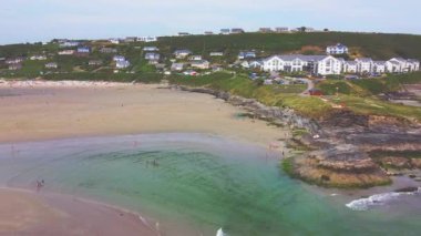 County Cork, İrlanda, Temmuz 2022. Kumlu bir sahile bakan beyaz bir bina. Kıyı şeridi mavi-yeşil bir okyanusa doğru uzanıyor..