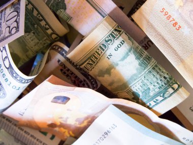 Para Biriktirme. Avrupa ve Dolar banknotlarının yakın plan çekimleri.