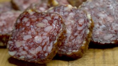 Bir salam dilimleri videosu. Üniformalarının kalınlığını ve kenarlarını gösteriyor..