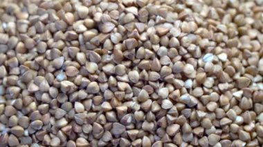 Üçgen şekillerini ve açık kahverengi renklerini gösteren sayısız karabuğday homurtusunu gösteren yakın plan bir video..