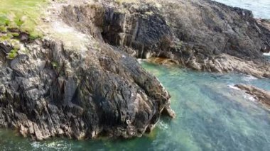 Açık denizler, alçak gelgitler sırasında kayalık kıyı şeridindeki deniz yaşamını gözler önüne seriyor. Sahilin doğal güzelliğini gösteriyor..