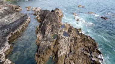 Rocky Shoreline Sahil Bölgesi 'nde Açık Su Dalgası.