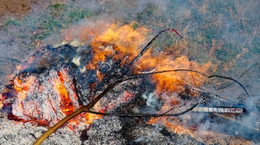 Ateşten yükselen duman gökyüzüne doğru yükseliyor..