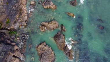 Doğanın güzelliğini gösteren bir kıyı manzarasının kuş bakışı perspektifi..