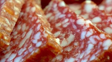 Dilimlenmiş ve düzenlenmiş. Dilimler aynı şekillerde kesiliyor ve üst üste binen kenarları ve farklı açıları vurgulamak için düzenleniyor..