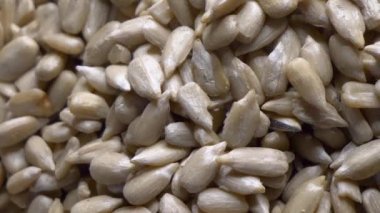 Ayçiçeği tohumlarının yakın çekimi, doğal renklerini ve topraksı aromalarını vurguluyor..
