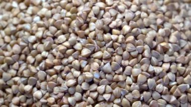 Karabuğday taneleri bir araya toplanarak dokulu dış kabuklarını ve pürüzsüz iç kısımlarını ortaya çıkarır..