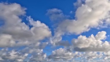 Gündüz Serenity. Mavi gökyüzüne karşı beyaz bulutlar, sakin bir günü betimliyor..