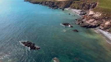 Hava Perspektifi. Kıyı manzarasının kuş bakışı görüntüsü kayalıkların, kayaların ve okyanusun enginliğinin karmaşık detaylarını gözler önüne seriyor..