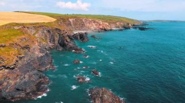 Okyanus Dalgaları. Güçlü dalgalar kayalıklara çarpar ve doğanın gücünü dramatik bir şekilde gösterir..