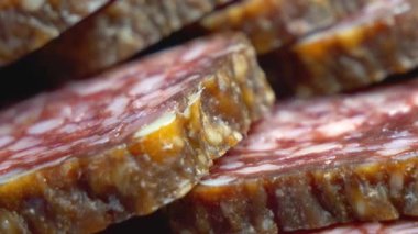 Kurutulmuş sosis. Salamın dokusu ve görünüşü kurutulmuş sosisin bir korunma ve lezzet geliştirme sürecine işaret ediyor..