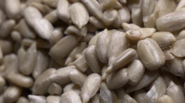 Ayçiçeği tohumları rastgele dizilmiş, bazıları örtüşmüş ve diğerleri kısmen kararmış..