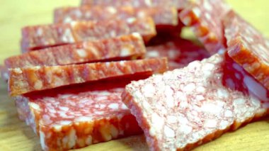 Salam mermer görünümlü ve parlak desenli dilimler..