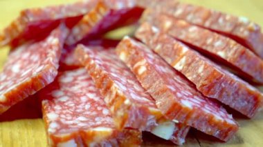 Farklı bir lezzet profiline sahip pişirilmiş et içeren bir besin görüntüsü.