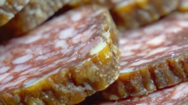 Bakmak için iştah açıcı. Video, görsel olarak çekici bir salam sunumu sunuyor. Potansiyel lezzetini ve çeşitli mutfak uygulamalarına uygunluğunu gösteriyor..