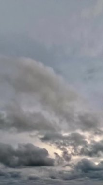 Gökyüzüne yoğun ve çeşitli bulut kümeleri hakim. Bulutlar beyaz ve gri karışımından oluşur, bazıları daha koyu ve desenli görünür. Gökyüzünün çoğunu kaplıyorlar..