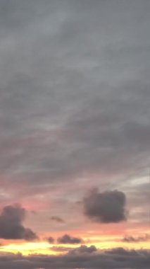 Göz kamaştırıcı bir günbatımı gökyüzüne yansıyan pembe ve turuncu renkler sergiliyor, ince bulutlar sakin atmosfere doku ve derinlik katıyor..