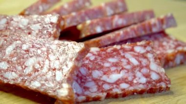 Katmanlı ve dokulu görünümünü gösteren salam dilimlerinden oluşan bir seçim..