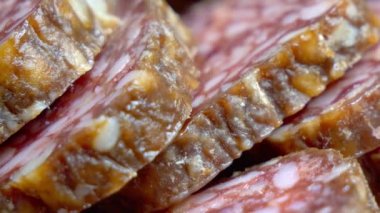 İştah açıcı görünüş. Görüntü, çeşitli mutfak uygulamaları için potansiyel lezzetini ve uygunluğunu gösteren görsel olarak çekici bir salam gösterisi sunuyor..