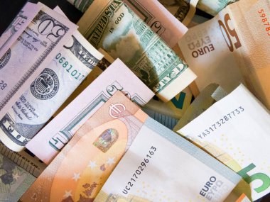 Mali Dizilim. Çeşitli Euro ve Dolar banknotları, yakın görünüm.