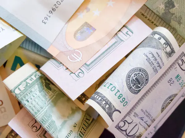 Para yığını. Avro ve Dolar, ticaretin göstergesi.